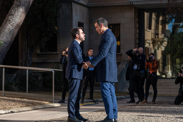 El presidente del Gobierno, Pedro Sánchez (d) saluda al president de la Generalitat, Pere Aragonès (i), a su llegada a la inauguración del superordenador MareNostrum 5, en el Barcelona Supercomputing Center.