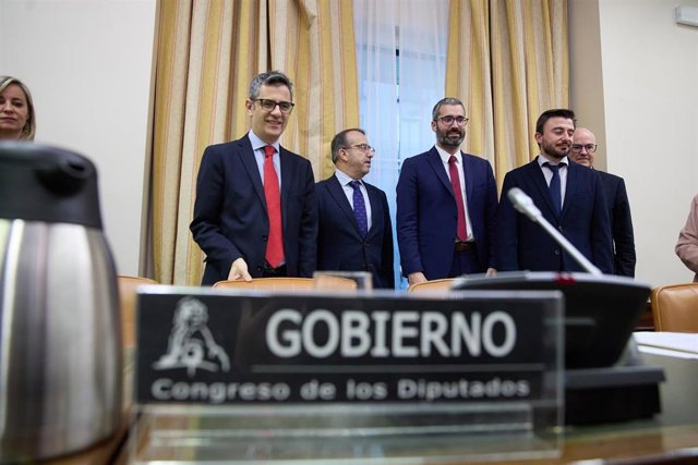 El ministro de la Presidencia, Relaciones con las Cortes y Justicia, Félix Bolaños (i), a su llegada a la elección de la Vicepresidencia Primera de la Comisión de Justicia, en el Congreso de los Diputados, a 21 de diciembre de 2023, en Madrid (España). El