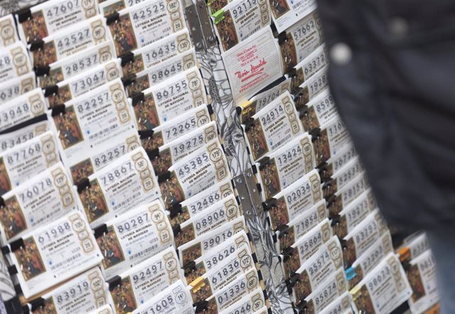 Varios décimos de la administración de lotería Doña Manolita de cara al Sorteo Extraordinario de la Lotería de Navidad, en la Administración de Loterías Doña Manolita, a 14 de diciembre de 2023, en Madrid (España).