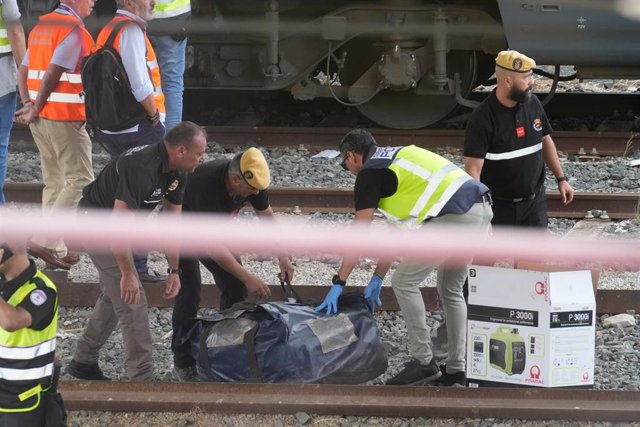 Archivo - La policía, bomberos y la UME, despliegan el dispositivos para sacar el cadáver de Alvaro Prieto entre dos trenes cerca de la estación de Santa Justa