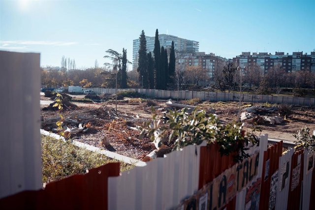 Una valla en la zona de obras en el parque de Arganzuela, en Madrid Río 