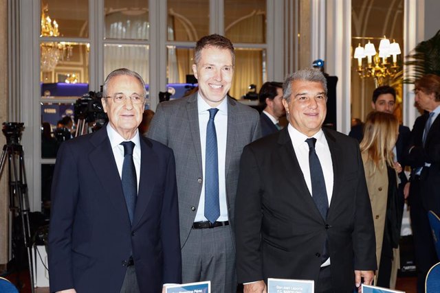 Archivo - El presidente del Real Madrid, Florentino Pérez, el del FC Barcelona, Joan Laporta, y el CEO de A22, Bernd Reichart, en Madrid.
