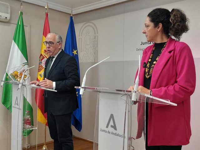 Estrella y Mata informan sobre las ayudas.