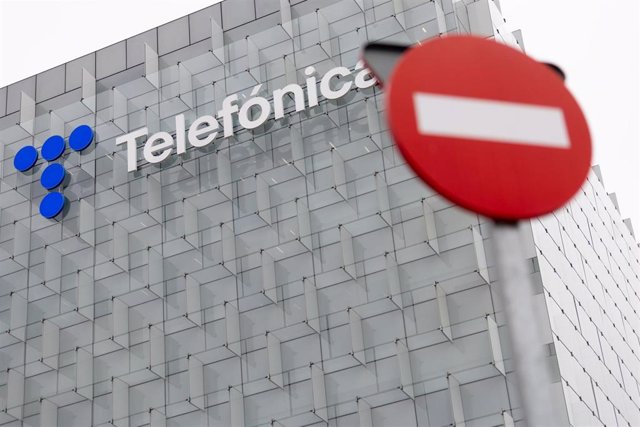 Una señal de prohibido frente a la sede de Telefónica, a 28 de noviembre de 2023, en Madrid (España).