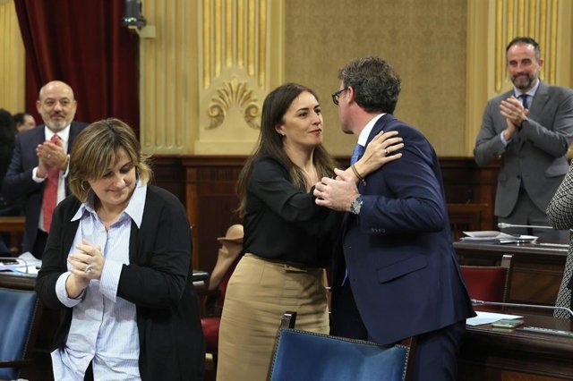 El conseller de Hacienda, Antoni Costa, y la portavoz de Vox, Idoia Ribas, felicitándose tras la aprobación de los presupuestos.