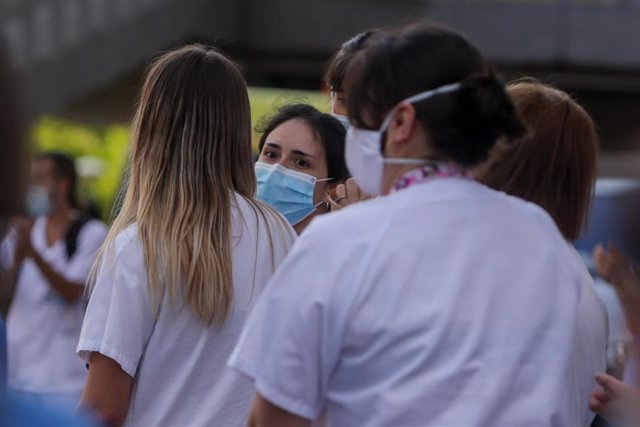 Archivo - Personal sanitario del Hospital Clínico San Carlos de la Comunidad de Madrid aplaude durante la primera protesta de la desescalada con concentraciones en hospitales y centros de salud. Mayo de 2020.