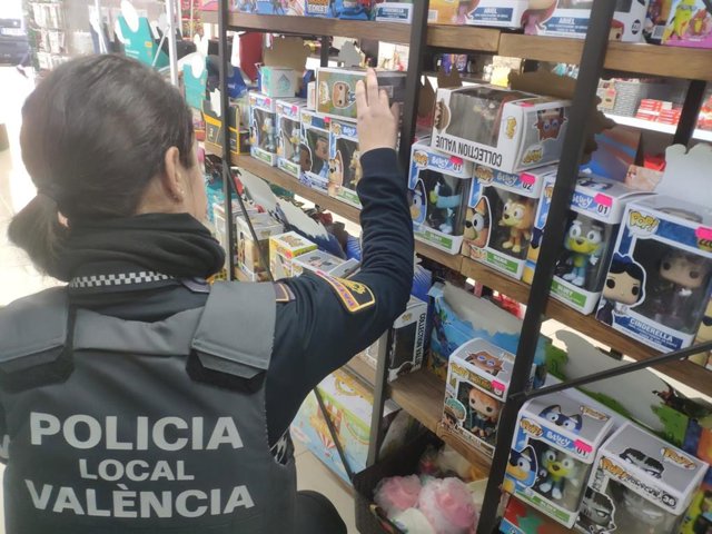 Decomisados más de mil productos falsificados en tres locales de València