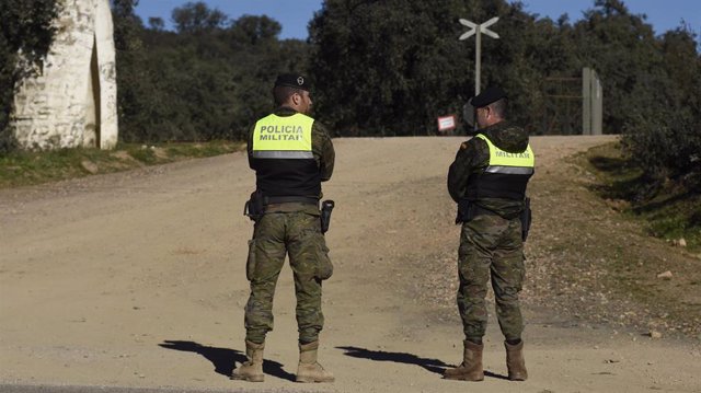 Militares acordonando el lugar donde buscan a dos militares desaparecidos de la base de Cerro Muriano. A 21 de diciembre de 2023, en Córdoba (Andalucía, España).