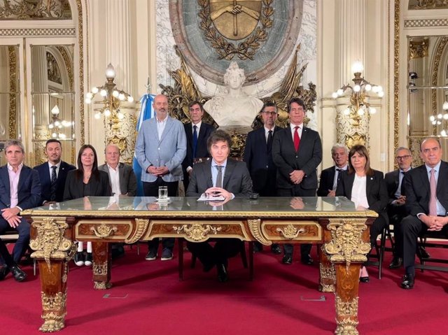 El president de l'Argentina, Javier Milei, amb els membres del seu gabinet