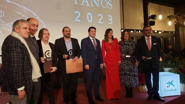 El presidente Mañueco y la presidenta de la Cámara de Comercio de Segovia, María José Tapia (de rojo), con los premiados con el Real Sello de Paños 2023