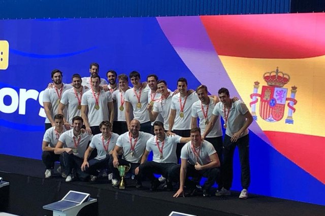 Los jugadores de la selección española de waterpolo masculino celebran un triunfo.