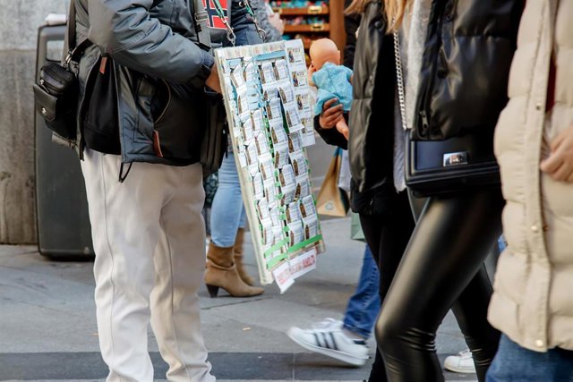 Archivo - Un vendedor de lotería para el Sorteo Extraordinario del Niño, a 2 de enero de 2023, en Madrid (España).