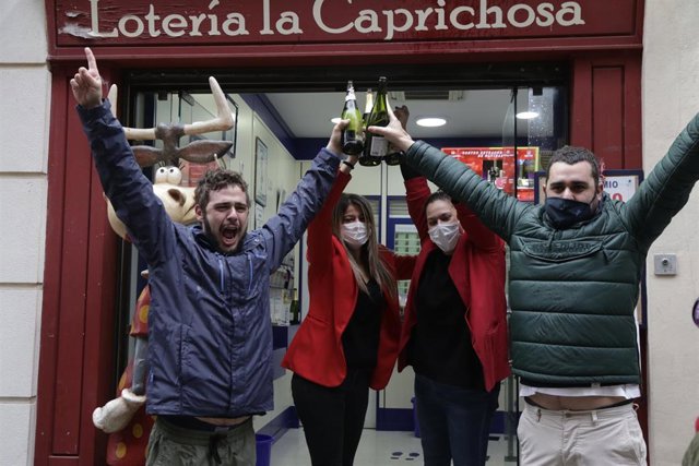 Archivo - Clientes y loteros de la administración de lotería situada en la Calle Comercio, 21, en la que se ha repartido parte del número 52472 correspondiente al Tercer Premio del Sorteo Extraordinario de Lotería de Navidad 2020.