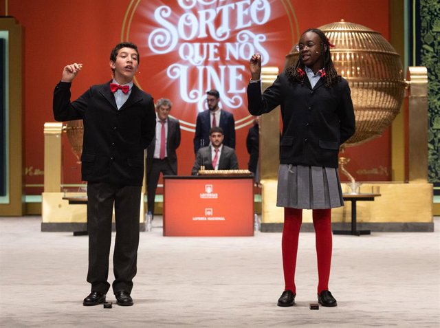 Archivo - Dos niños de la residencia de San Ildefonso cantan un cuarto premio del Sorteo Extraordinario de la Lotería de Navidad 2022, el número '54289', en el Teatro Real de Madrid, a 22 de diciembre de 2022, en Madrid, (España).