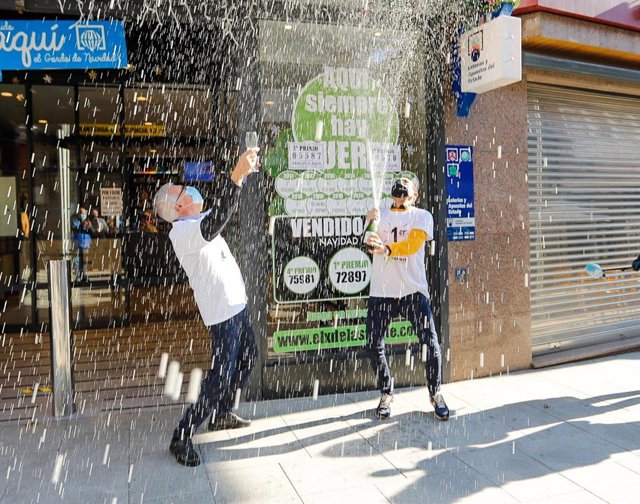 Archivo - Propietarios de la administración de lotería ‘El X de la Suerte’, en O Porriño, celebran haber vendido el ‘Gordo de la Lotería del Niño, en O Porriño, Pontevedra, Galicia (España), a 6 de enero de 2021.