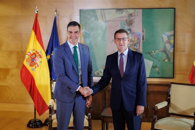 Archivo - El secretario general del PSOE y presidente del Gobierno, Pedro Sánchez (i), se reúne con el líder del PP, Alberto Núñez Feijóo (d), dentro de la ronda de contactos para la investidura, en el Congreso, a 9 de octubre de 2023, en Madrid (España).