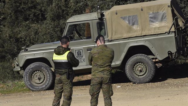 Militares acordonando el lugar donde han sido localizados los dos militares fallecidos en la base de Cerro Muriano.