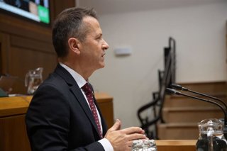 El consejero de Educación, Jokin Bildarratz, en el pleno de control al Gobierno