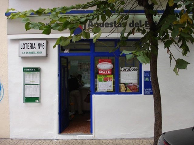 Administración número 6 de Torrelavega donde se han vendido 15 series del quinto premio de la Lotería de Navidad