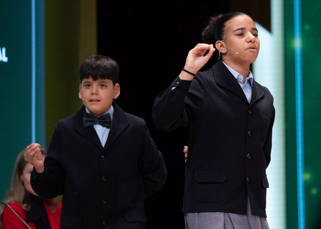 Francisco Moreno y Natalia Rodríguez Liriano cantan un quinto premio, el número 45.353 durante el Sorteo Extraordinario de la Lotería de Navidad 2023 en el Teatro Real de Madrid, a 22 de diciembre de 2023, en Madrid (España). 