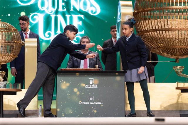 Francisco Moreno canta premios y Natalia Rodríguez Lirian canta número durante la celebración del Sorteo Extraordinario de la Lotería de Navidad 2023 en el Teatro Real de Madrid, a 22 de diciembre de 2023, en Madrid (España).  