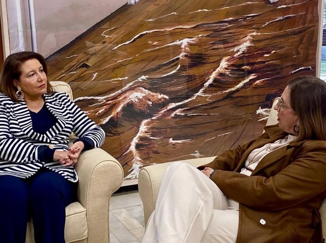 La consejera de Agricultura, Pesca, Agua y Desarrollo Rural, Carmen Crespo, en una reunión de trabajo con la consejera de Agricultura, Ganadería y Desarrollo Sostenible de la Junta de Extremadura, Begoña García Bernal.