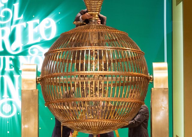 Un home prepara el bombo per al Sorteig Extraordinari de la Loteria de Nadal 2023 en el Teatre Real de Madrid, a 22 de desembre de 2023, a Madrid (Espanya). Avui se celebra el Sorteig Extraordinari de Nadal 2023, amb el qual l'Estat reparteix 2.590 