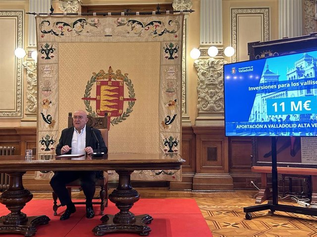 El alcalde de Valladolid, Jesús Julio Carnero, en rueda de prensa.