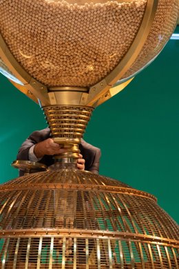 Un hombre prepara el bombo para el Sorteo Extraordinario de la Lotería de Navidad 2023 en el Teatro Real de Madrid, a 22 de diciembre de 2023, en Madrid (España). Hoy se celebra el Sorteo Extraordinario de Navidad 2023, con el que el Estado reparte 2.590 