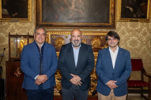 El presidente de la Asociación Restauración Mallorca CAEB, Alfonso Robledo, el alcalde de Palma, Jaime Martínez, y el presidente la AECC, José Reyes.