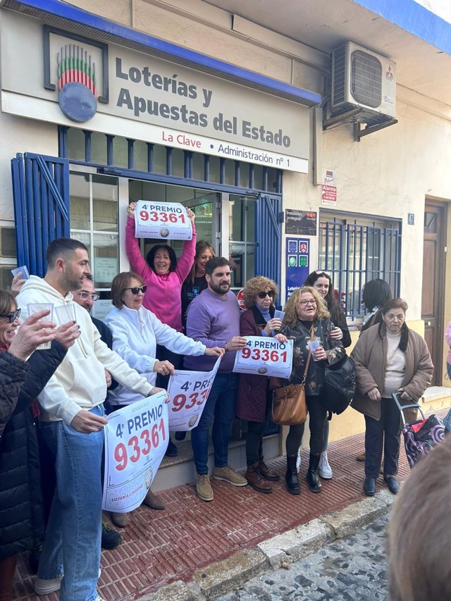 Miembros del PSOE de Alginet celebran haber ganado un cuarto premio del Sorteo Extraordinario de Navidad de la Lotería Nacional