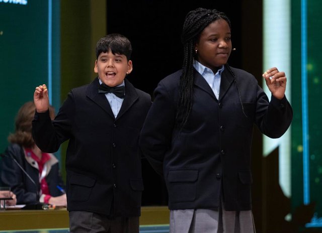 Yesica Paola Valencia y Francisco Moreno cantan el segundo premio, el número 58303.