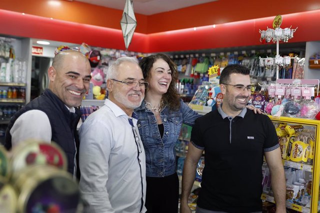 Propietarios de la administración de la Gasolinera La Chasnera, celebran que han vendido parte del número 88008 correspondiente al ‘Primer Premio’ del Sorteo Extraordinario de la Lotería de Navidad