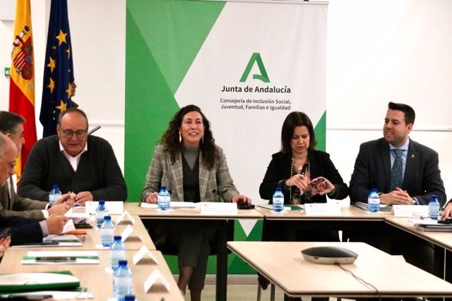 La consejera de Inclusión Social, Juventud, Familias e Igualdad, Loles López, informa al Consejo de Servicios Sociales de Andalucía sobre la partida de su presupuesto.