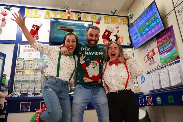 Empleados de la administración situada en Alcampo celebran que han vendido parte del número 88.008 correspondiente al 'Gordo' de Navidad.