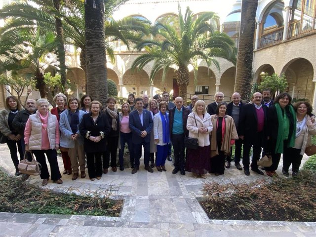 Responsables de la Diputación, junto a los empleados jubilados este año.