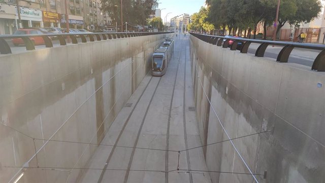 Un tranvía accede en fase de pruebas al túnel que une Ramón y Cajal con la avenida de San Francisco Javier.
