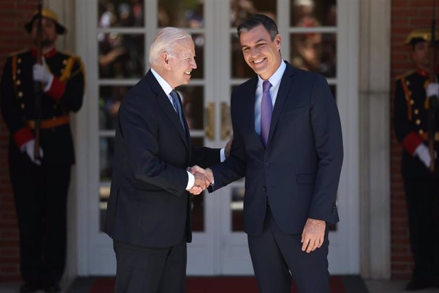 Archivo - El presidente de los Estados Unidos, Joe Biden (i), es recibido por el presidente del Gobierno, Pedro Sánchez (d), a su llegada a una reunión en el Palacio de La Moncloa, a 28 de junio de 2022, en Madrid (España).