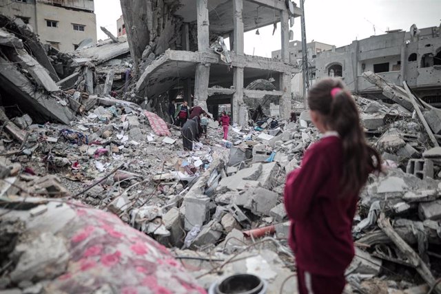 Una niña observa una zona destruida por los ataques de Israel en Deir al Balah, en la Franja de Gaza