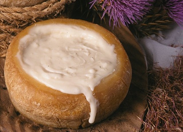 La Torta del Casar, el queso extremeño con Denominación de Origen para compartir esta Navidad