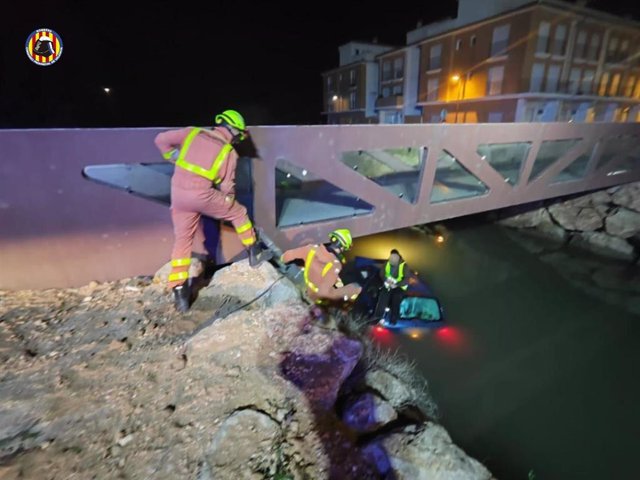 Imagen del rescate del hombre que ha caído a  un canal de Sollana con el vehículo que conducía.