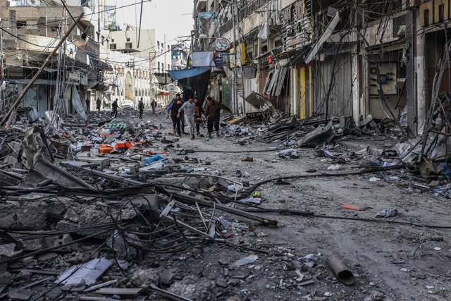 Trasllat d'un cadàver després d'un atac israelià a Khan Yunis, al sud de la Franja de Gaza