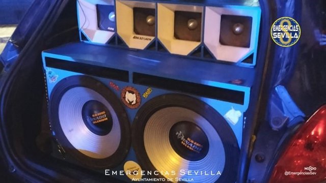 Equipo de música intervenido en la fiesta con coches-discoteca en el Polígono Store de Sevilla.