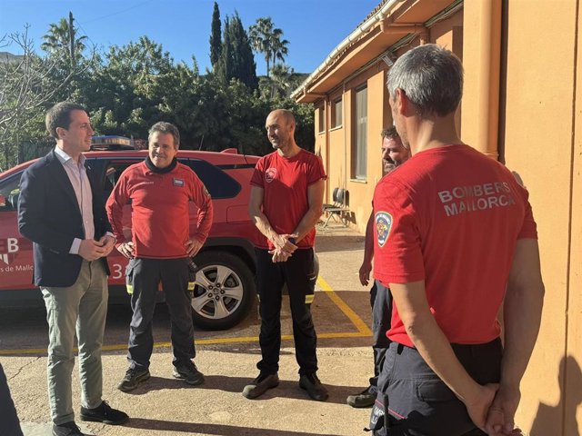 El presidente del Consell, Llorenç Galmés, visita el Parque de Bomberos de Calvià