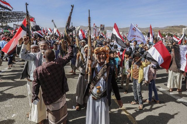 Archivo - Membres i seguidors dels houthis durant una protesta al Iemen (arxiu)