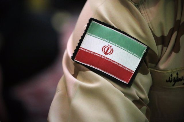 Archivo - Una bandera iraní sobre el uniforme de un militar