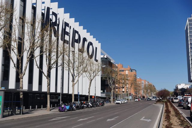 Archivo - Fachada de la sede de Repsol, en Madrid (España)