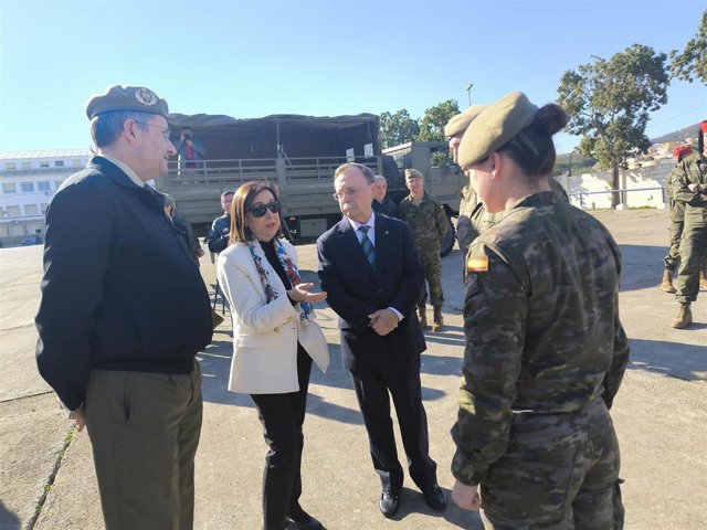 Margarita Robles, ministra de Defensa, este martes en el acuartelamiento Coronel Galindo, sede del Regimiento de Caballería, en Ceuta