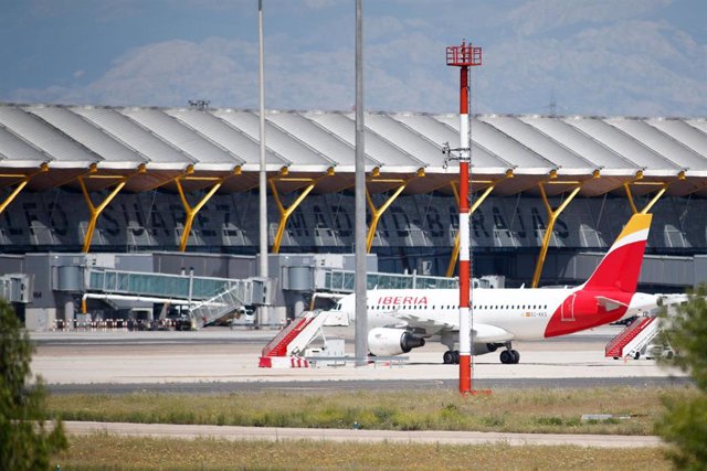 Archivo - Aviones de Iberia en la terminal 4 del Aeropuerto de Madrid-Barajas Adolfo Suárez 