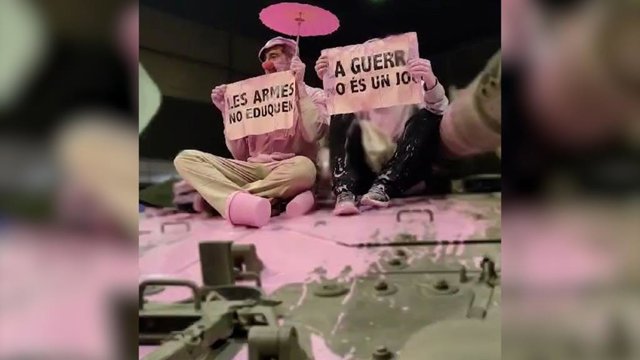 Antimilitares protestan contra la presencia del Ejército en Expojove manchando un tanque de pintura